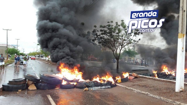 Moradores protestam pelas chuvas excessivas em Picos (Crédito: Reprodução)