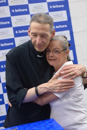 Padre Marcelo Rossi realiza tarde de autógrafos (Crédito: Reprodução)
