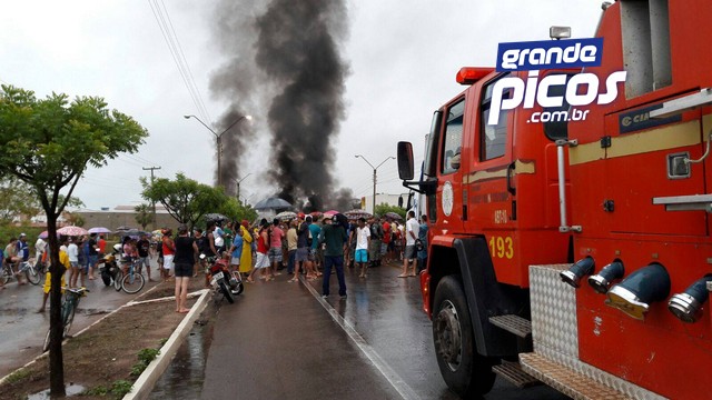 Moradores protestam pelas chuvas excessivas em Picos (Crédito: Reprodução)