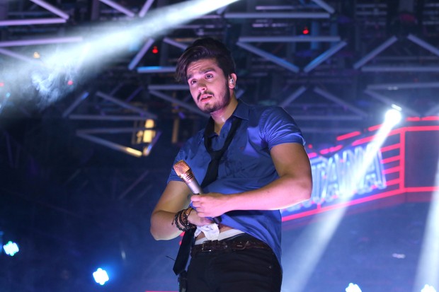 Luan Santana deixa cueca à mostra em show