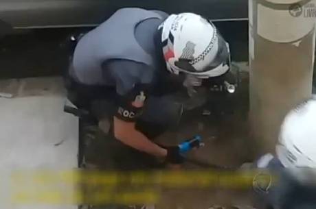 Policial colocando explosivo em mochila (Crédito: Reprodução)