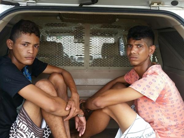 Adolescentes apreendidos com simulacro de arma de fogo