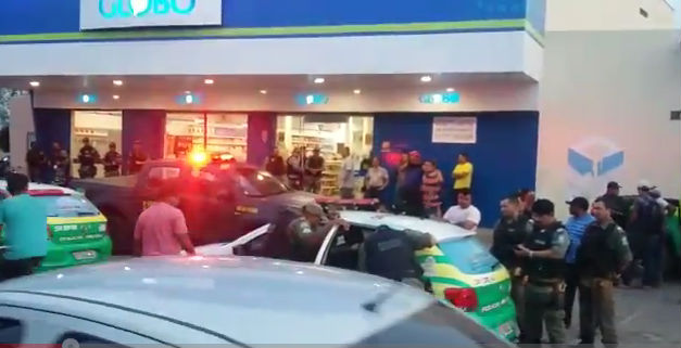 Dupla armada se passa por cliente e rouba farmácia na zona Leste