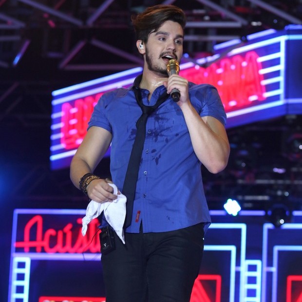 Luan Santana enxuga suor e deixa cueca à mostra durante show; fotos