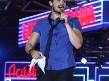 Luan Santana enxuga suor e deixa cueca à mostra durante show; fotos