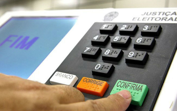 Minirreforma eleitoral: permite o uso da internet, por meio de sites de campanha, redes sociais, aplicativos e mensagens