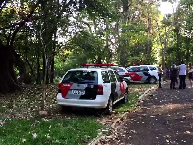 Mulher é encontrada morta, sem olhos, nua e amarrada em parque