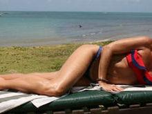 Adriane Galisteu exibe corpão ao se bronzear em praia de resort