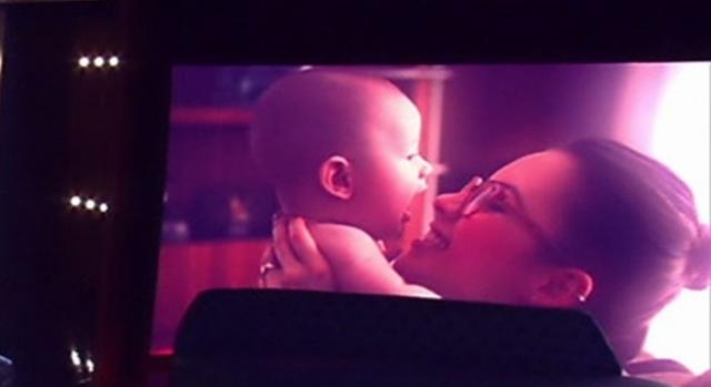 Sandy mostra vídeos raros do filho Theo ao ganhar homenagem