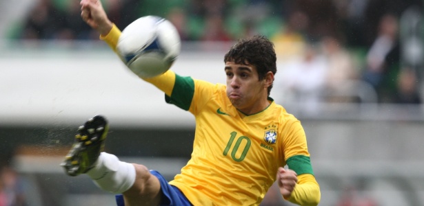 Oscar com a camisa 10 da seleção em amistoso contra o Japão, em 2012 (Crédito: Reprodução)