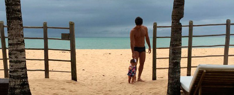 Deborah Secco posta foto de seu marido com filha e faz declaração