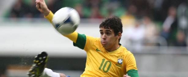 Na reserva, Oscar herda camisa 10 de Neymar na seleção