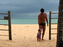 Deborah Secco posta foto de seu marido com filha e faz declaração