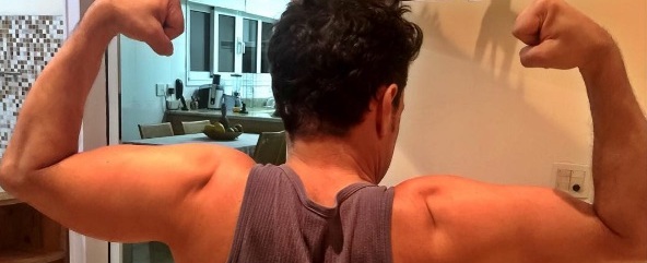 Zezé Di Camargo exibe músculos para a namorada: 'Fotógrafa fitness'
