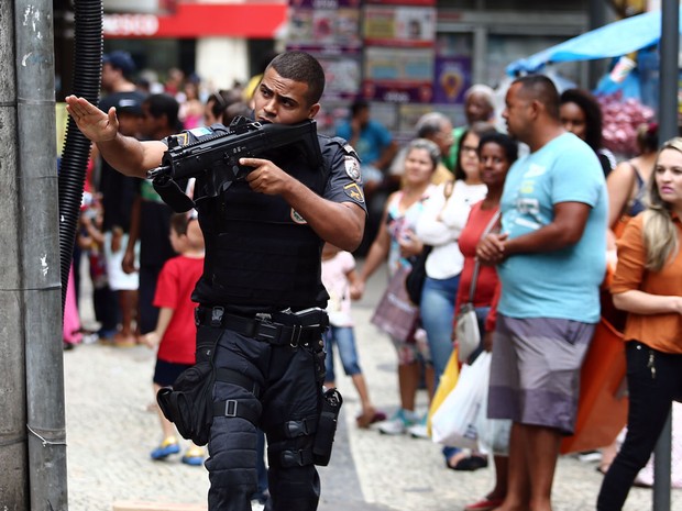 Traficante é baleado e despenca de pedra durante troca de tiros (Crédito: Reprodução)