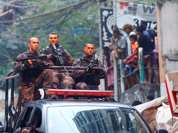 Traficante é baleado e despenca de pedra durante troca de tiros (Crédito: Reprodução)