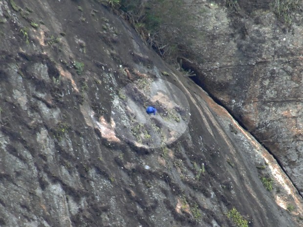 Traficante é baleado e despenca de pedra durante troca de tiros (Crédito: Reprodução)