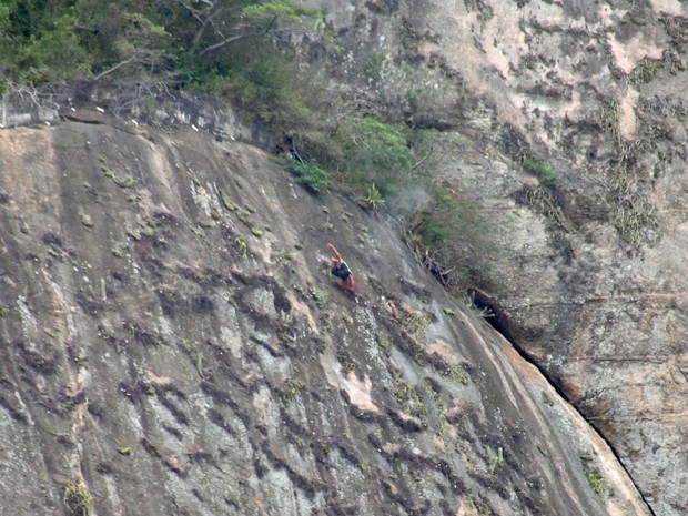 Traficante é baleado e despenca de pedra durante troca de tiros (Crédito: Reprodução)
