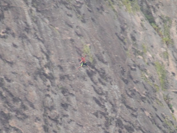 Traficante é baleado e despenca de pedra durante troca de tiros (Crédito: Reprodução)