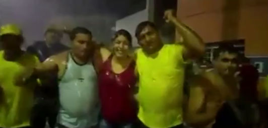 Prefeita comemora vitória desperdiçando água e partido critica (Crédito: Reprodução)