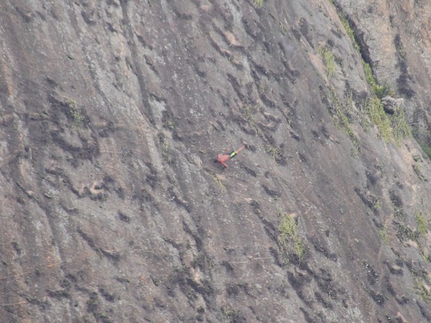 Traficante é baleado e despenca de pedra durante troca de tiros (Crédito: Reprodução)