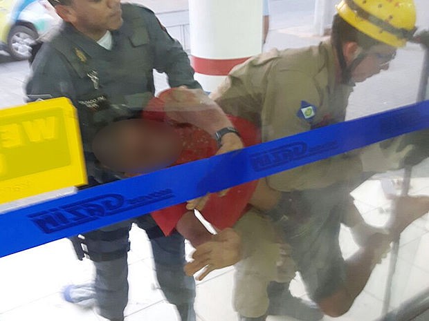 Ladrão ficou entalado em fresta em porta de loja de eletrodomésticos