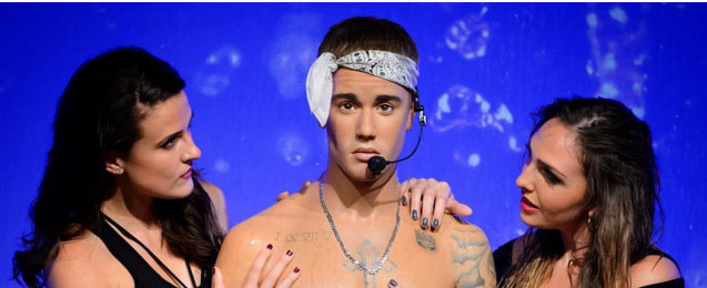 Justin Bieber é visto quase peladão em estátua de cera em museu