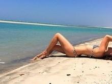 Camila Queiroz posa de biquíni em cenário paradisíaco