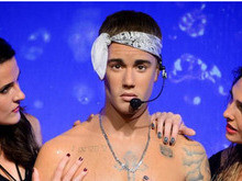 Justin Bieber é visto quase peladão em estátua de cera em museu