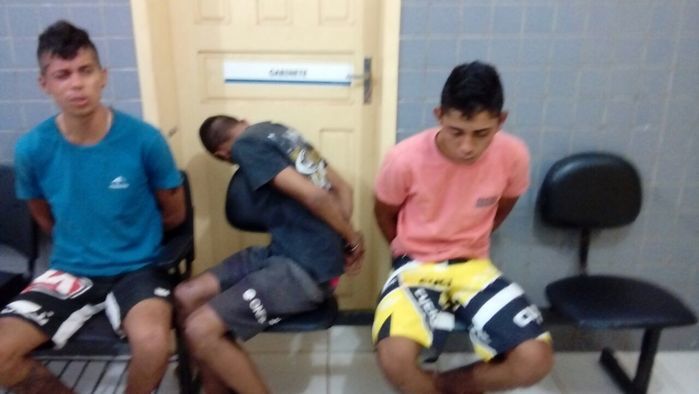 Dois jovens presos e menor apreendido