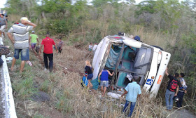 Ônibus de turismo tombou e deixou 40 feridos
