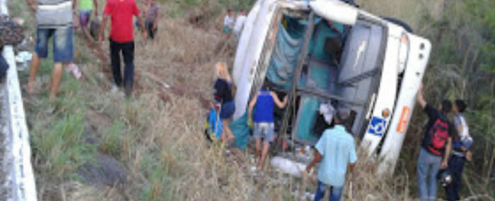 Acidente com ônibus de turismo deixa 40 feridos no Maranhão