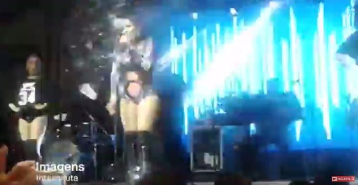 Momento em que fãs jogam bebida em Anitta (Crédito: Reprodução)