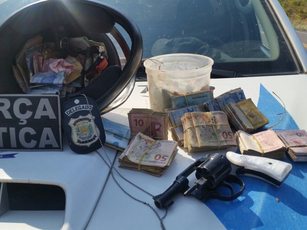 Dinheiro apreendido com os dois acusados (Crédito: Divulgação/ Polícia Militar)