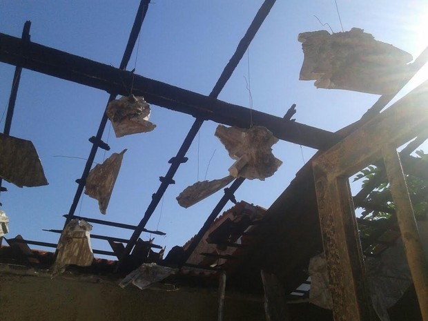 Residência ficou parcialmente destruída