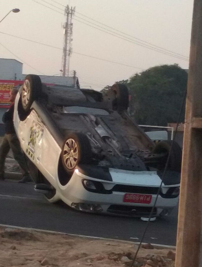 Carro capotou