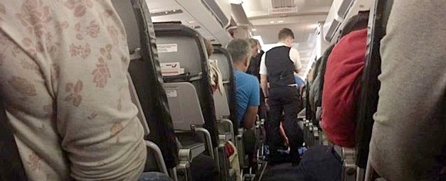 Mulher morre durante voo e passageiros ficam em estado de choque