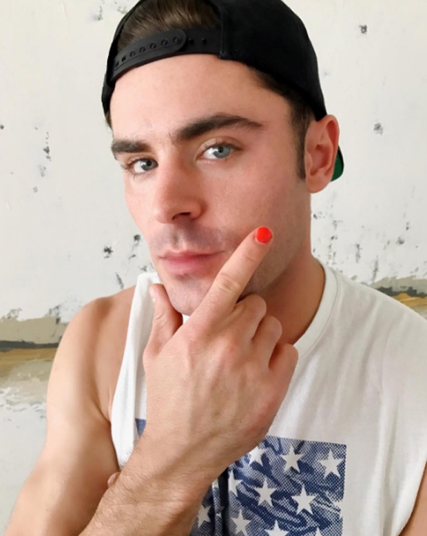 Zac Efron adere campanha e exibe unha pintada de vermelho
