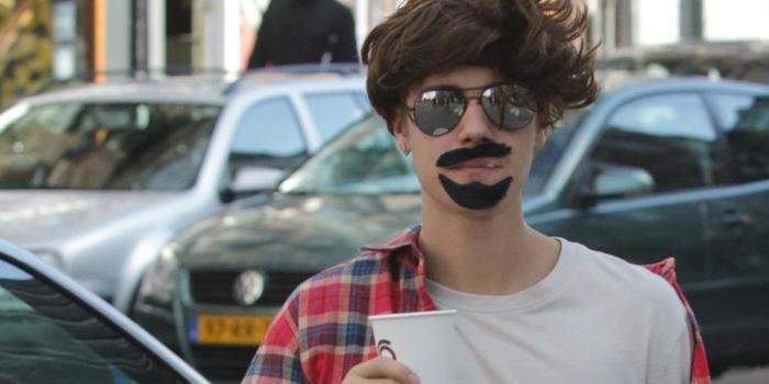 Justin Bieber usa disfarce bizarro em Amsterdã