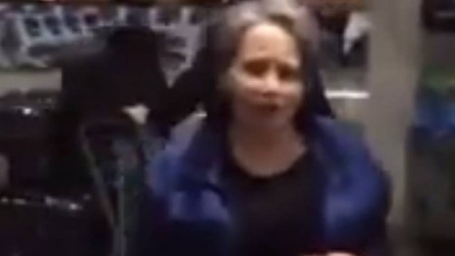 Mulher que acertou chinelada em Eduardo Cunha mora no aeroporto