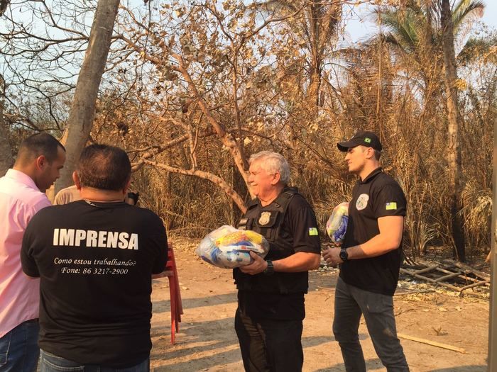 Policiais entregam cestas básicas para famílias vítimas de incêndio