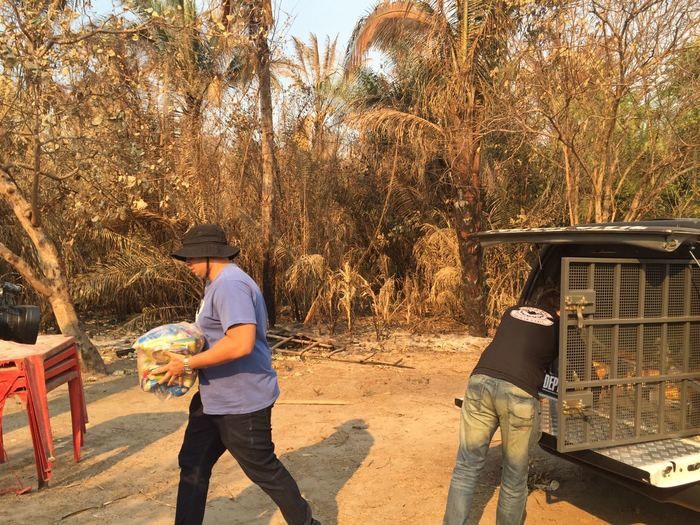 Policiais entregam cestas básicas para famílias vítimas de incêndio