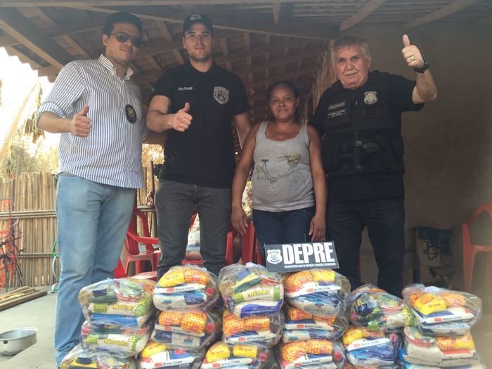 Policiiais entregam cestas básicas para famílias vítimas de incêndio