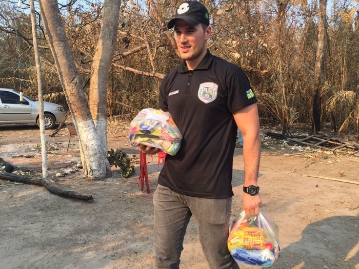 Policiais entregam cestas básicas para famílias vítimas de incêndio