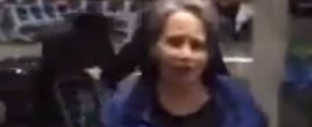 Mulher que acertou chinelada em Eduardo Cunha mora no aeroporto
