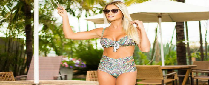 Andressa Suita exibe curvas perfeitas ao posar de biquíni