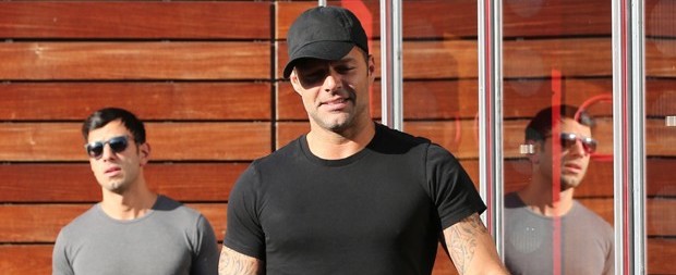 Ricky Martin e namorado vão às compras em Hollywood