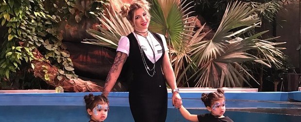 Após polêmica de tatuagem, Dani Souza usa look igual ao das filhas