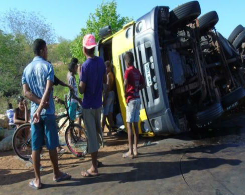 Caminhão tombou e frutas e verduras ficaram espalhadas na rodovia