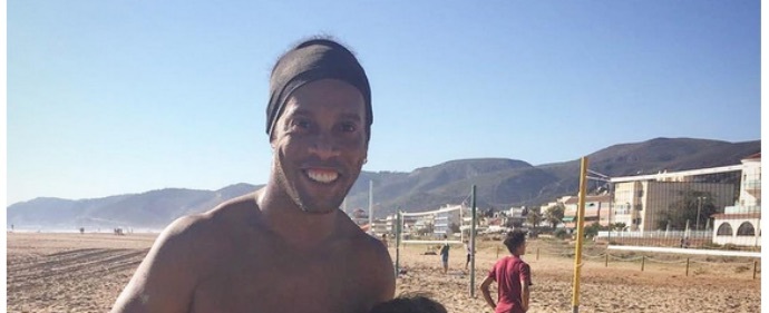 Ronaldinho "dá bolo" no Barça e, pouco depois, posta foto na praia